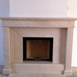 Stilkamin in massiver Ausführung in Adria Beige poliert