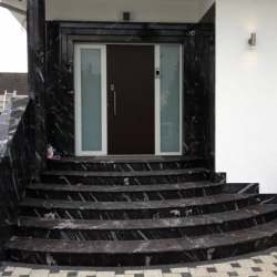 Impolsante Eingangstreppe in Berlin aus Tundra