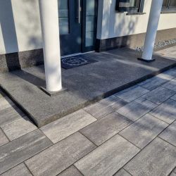 Eingangspodest mit Säulen