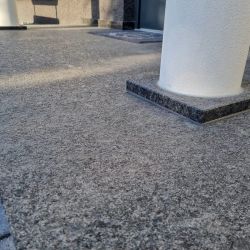 Eingangspodest mit Säulen